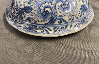 Een Chinese blauw-witte dekselbeker met floraal decor, Kangxi